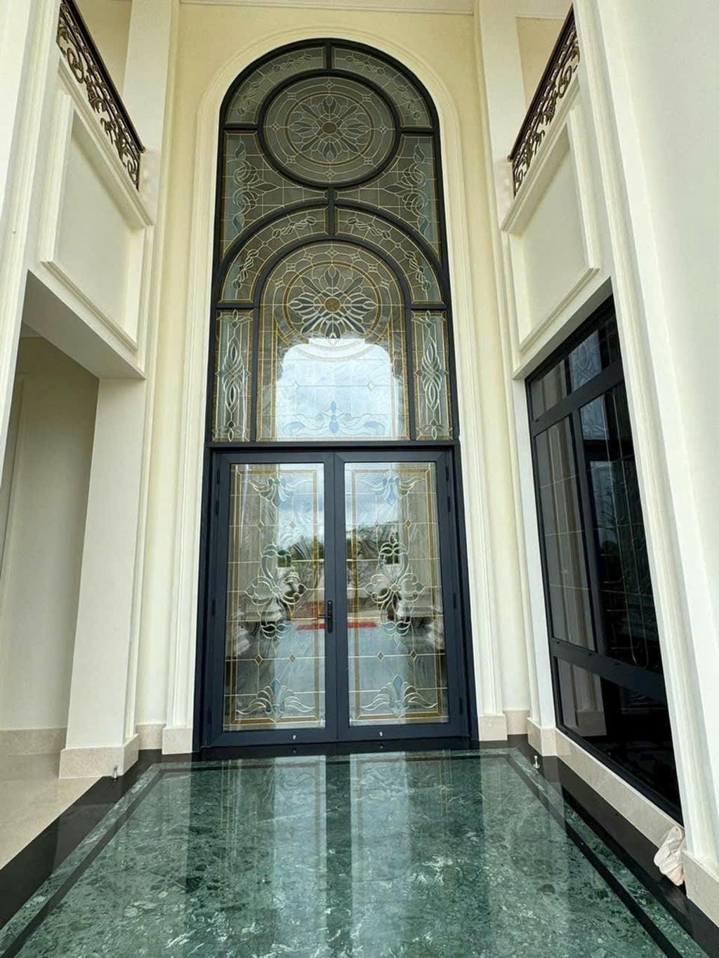 vách kính cường lực eurowindow